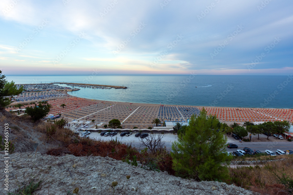 Obraz premium Panorama con Tramonto sulla spiaggia e il mare di Numana, Marche