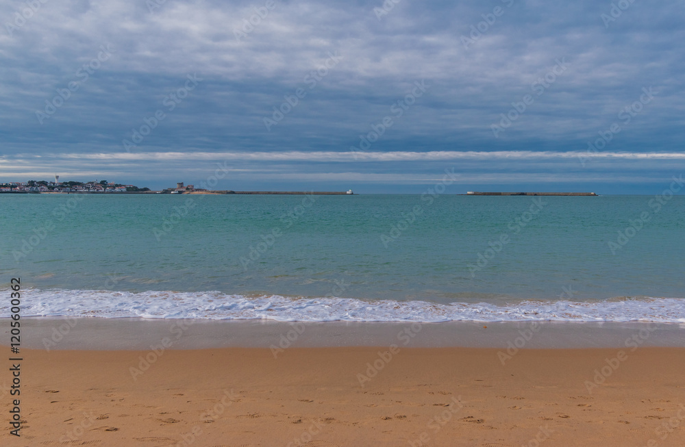 La plage de Saint-Jean-de-Luz en hiver, avec au loin, le fort de Socoa, Pyrénées-Atlantiques, France La plage de Saint-Jean-de-Luz en hiver, avec au loin, le fort de Socoa, Pyrénées-Atlantiques, France