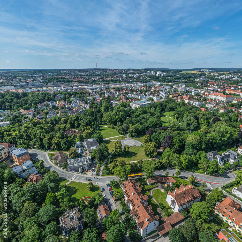 Fototapeta premium Ausblick auf die westlichen Bezirke von Regensburg in der Oberpfalz im Sommer