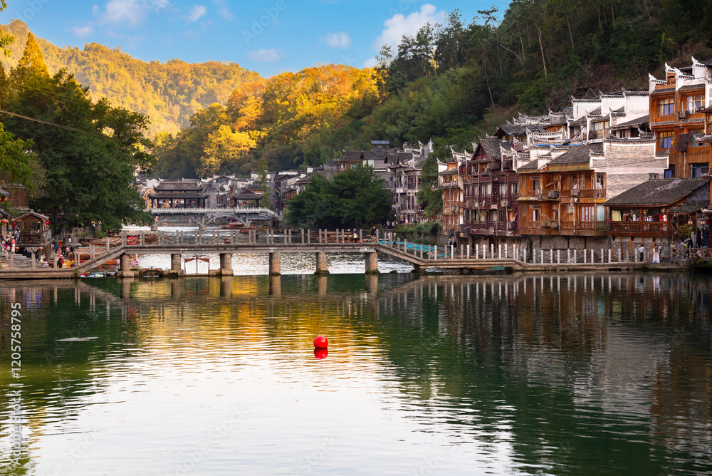 Obraz premium Fenghuang ancient town, Chhina. Traditional chinese wooden houses in old watertown