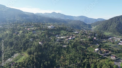 pegunungan dengan desa yang indah diambil dari drone