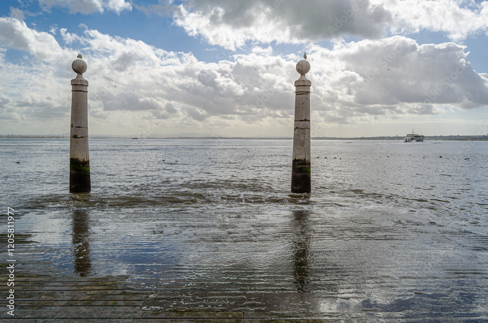 Fototapeta premium Tagus River in Lisbon, Portugal