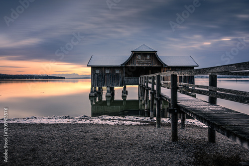 Bootshaus im Sonnenuntergang am Ammersee in Bayern