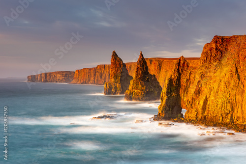 Die Duncansby Stacks Felsen nahe Duncansby Head und John o' Groats bei Sonnenaufgang, Schottland