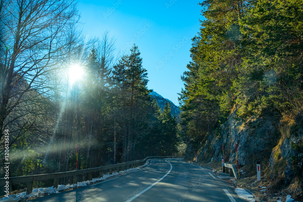 Obraz premium Mountain road on a beautiful winter sunny day