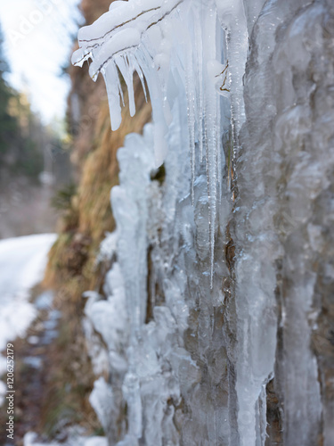 Eiszapfen im Winter am Bach