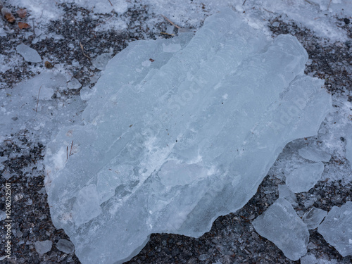 Obraz na płótnie Eiszapfen im Winter am Bach w salonie