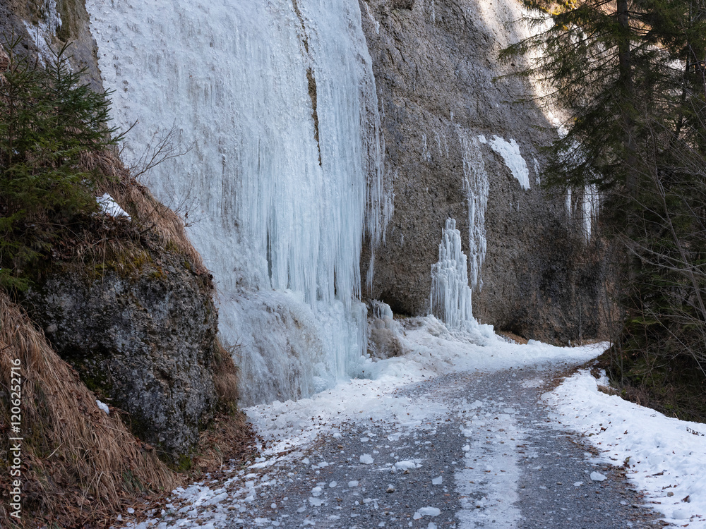 Eiszapfen im Winter am Bach