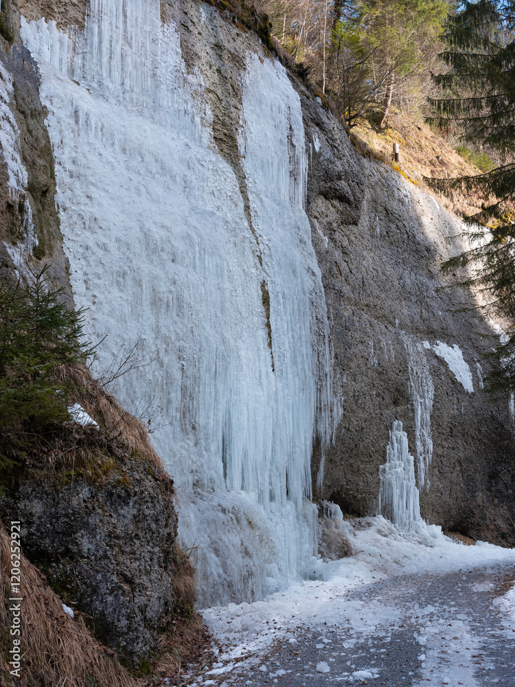 Eiszapfen im Winter am Bach