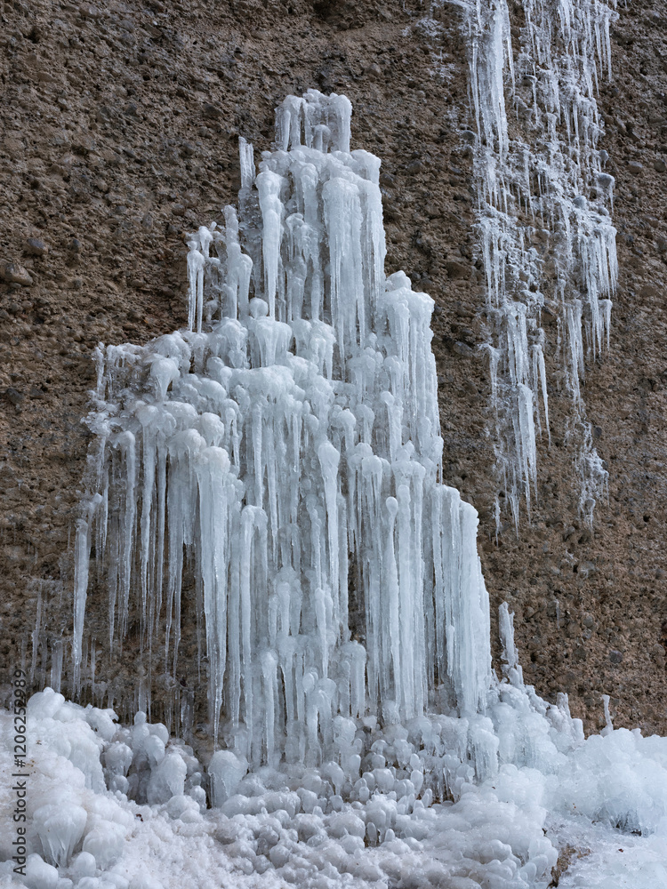 Eiszapfen im Winter am Bach