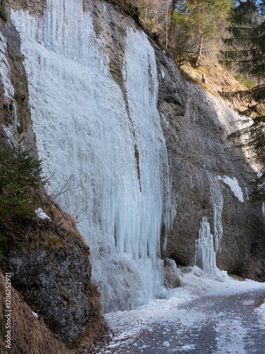 Obraz na płótnie Eiszapfen im Winter am Bach w salonie