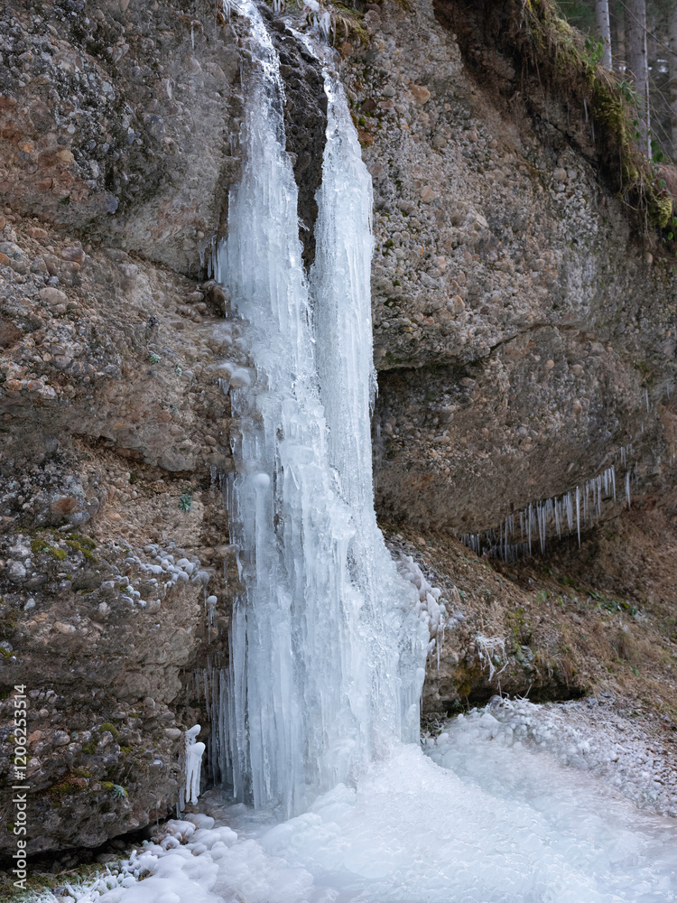 Eiszapfen im Winter am Bach