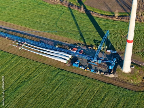 Luftaufnahme während des Windradbaus, Rotorblätter am Boden, hoher Kran, Vorbereitung, Baustelle, Entwicklung, Windpark, Energiewende photo