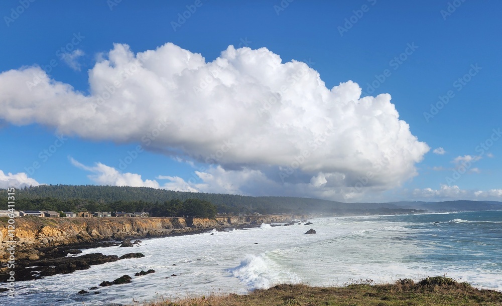 Obraz premium Dramatic Clouds and Crashing Waves Along the Rugged Mendocino Coast, California