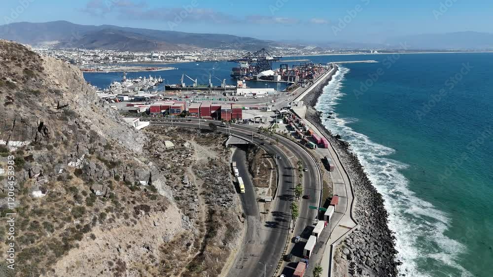 Vuelo de Drone en la entrada a Ensenada, México con vista al puertos, a la playa y al mar.
