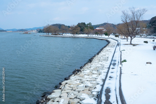 冬の青島の風景 鳥取県 湖山池 photo