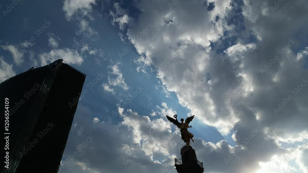 Ciudad de México, angel de la independencia en centro histórico, vista aérea del monumento y vehiculos en glorieta Ciudad de México, angel de la independencia en centro histórico, vista aérea del monumento y vehiculos en glorieta