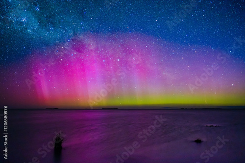 Foto Stunning Aurora Australis Reflecting on a Tranquil Lake Near Christchurch, New Z