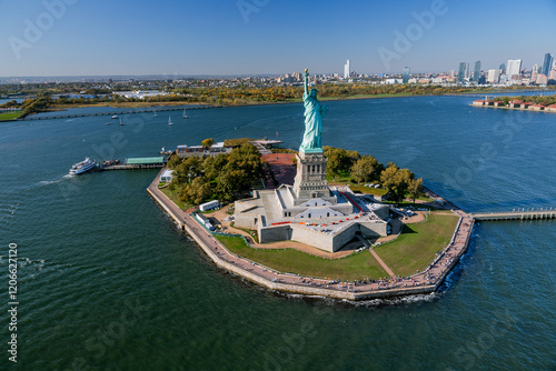 Obraz na płótnie Aerial View of the Statue of Liberty and Liberty Island with New York Harbor in