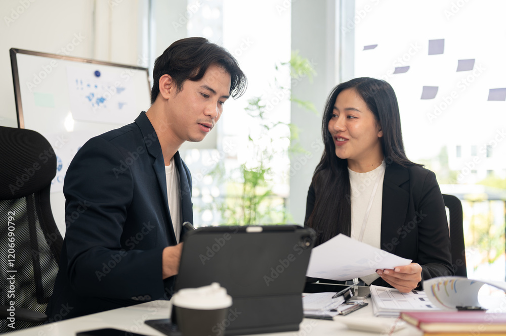 Two businesspeople are meeting in a meeting room, having a nice conversation. Two businesspeople are meeting in a meeting room, having a nice conversation.