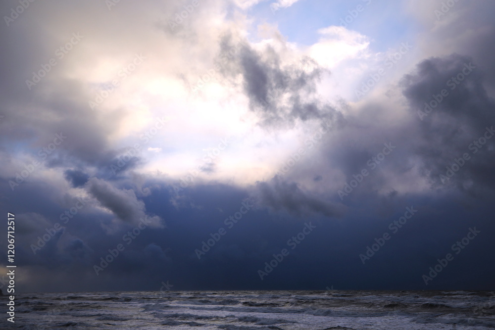 雲の切れ間が明るく輝く夕暮れの冬の日本海 雲の切れ間が明るく輝く夕暮れの冬の日本海