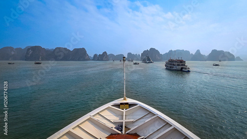 Quadro su tela On the way to unesco halong bay thailand