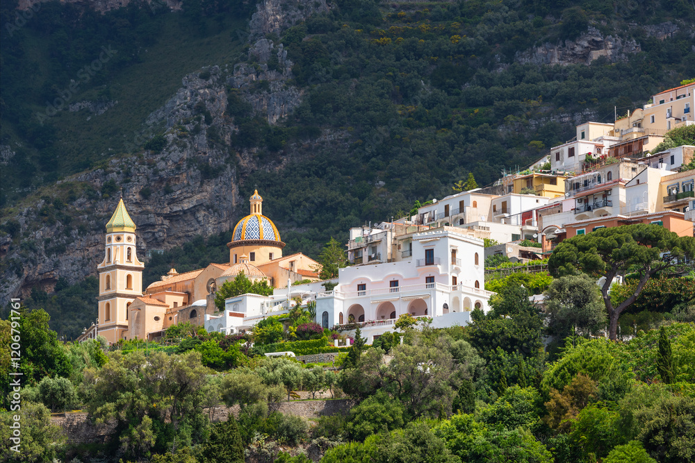 Naklejka premium A picturesque village with a Catholic cathedral on the side of a mountain in Italy on the Amalfi Coast