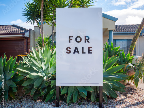 Obraz na plátně A FOR SALE real estate sign placed in front of a modern Australian suburban home