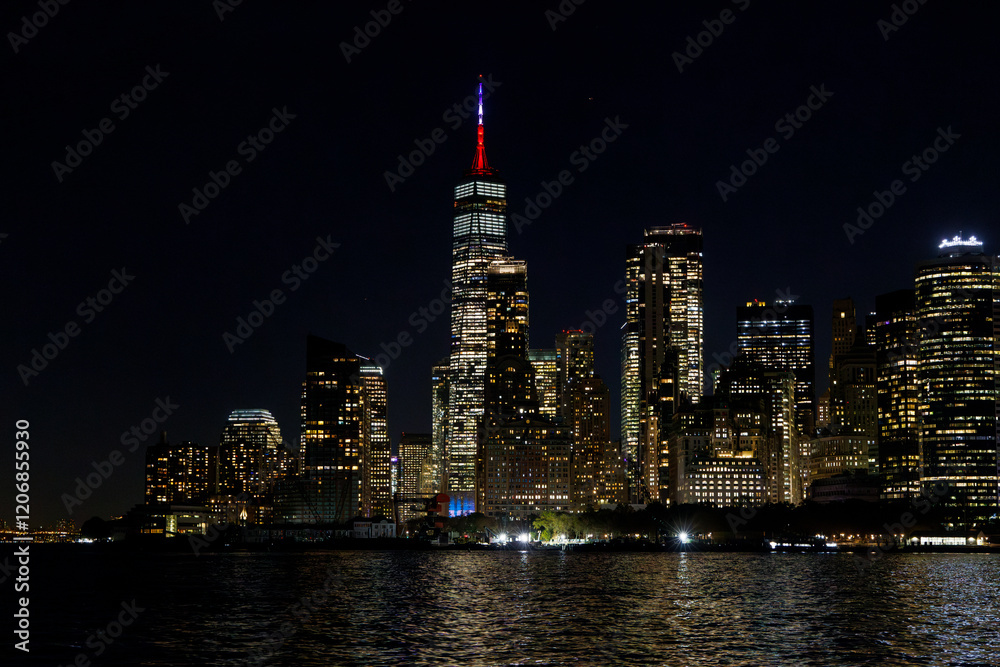 Obraz premium A vibrant sunset panorama of Manhattan downtown skyline, viewed from the river