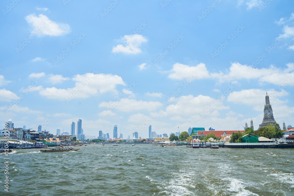 Naklejka premium チャオプラヤー川とバンコクの町並み