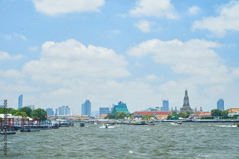 Naklejka premium チャオプラヤー川とバンコクの町並み