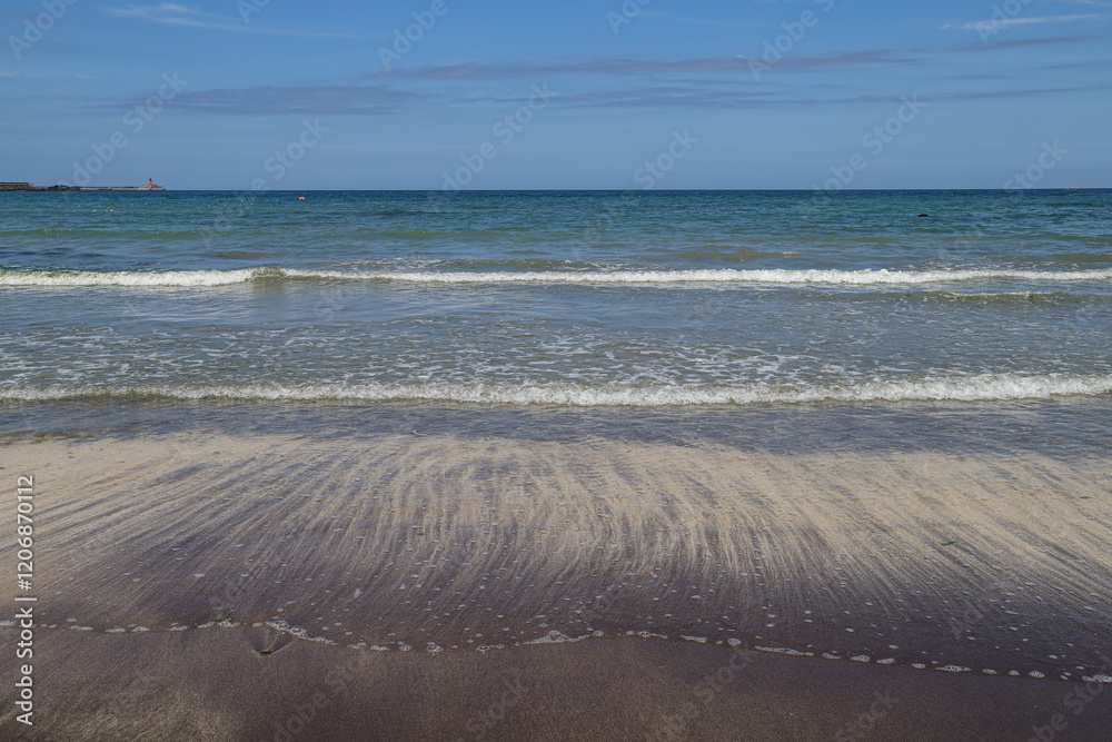 Obraz premium 검은모래와 바다가 어우러진 해안가 풍경 제주 제주시 삼양동 삼양 해수욕장