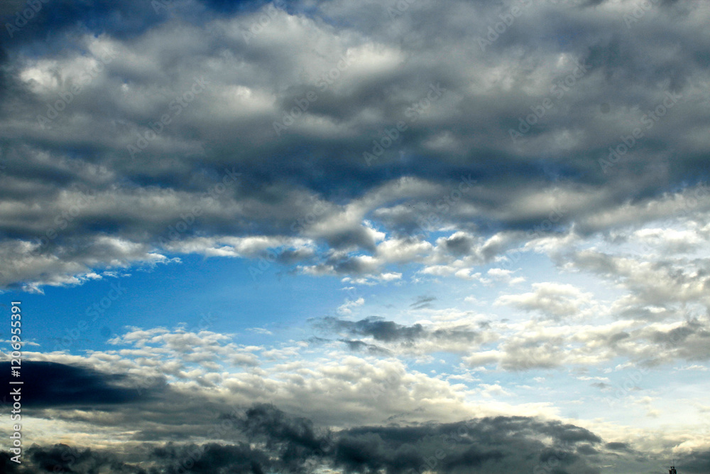 The appearance of clouds in the morning when it rained heavily last night. The appearance of clouds in the morning when it rained heavily last night.