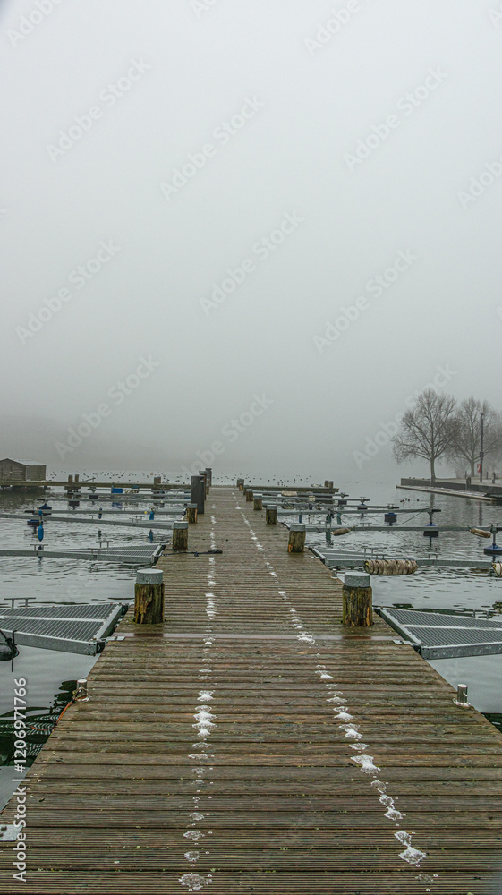 Fototapeta premium Bootssteg im Nebel
