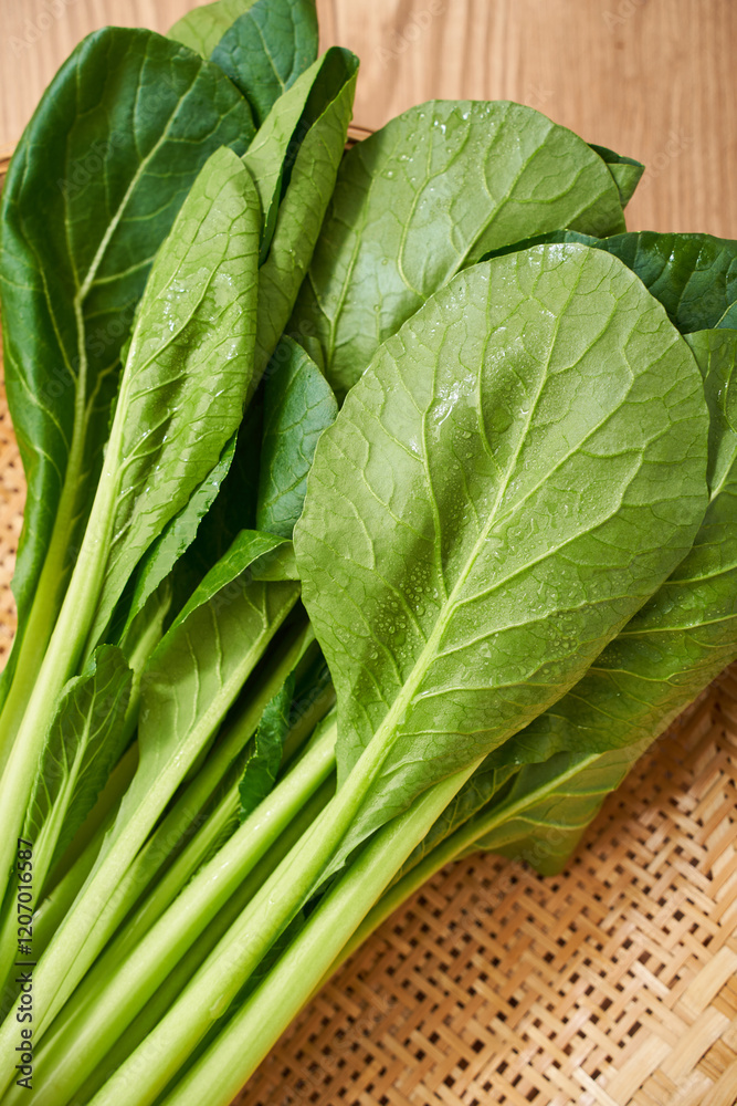 Obraz premium 竹ざるに盛った新鮮な小松菜