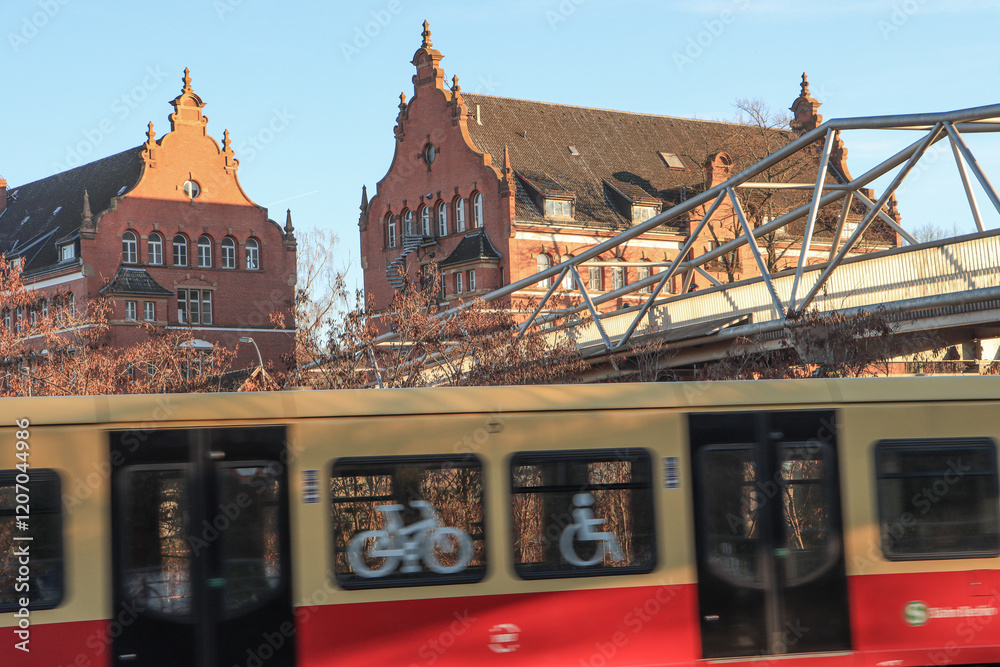 Berliner Moment; S-Bahn am Alfred-Lion-Steg in Tempelhof-Schöneberg