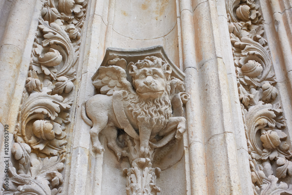 Obraz premium Winged lion sculpture in the Salamanca cathedralWinged lion sculpture on the Puerta de Ramos on the north facade of the cathedral of Salamanca, in Castile and Leon, Spain