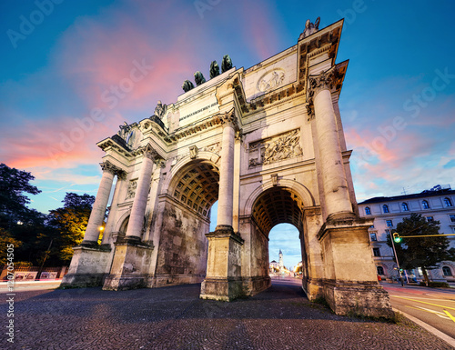 Carta da parati Siegestor (Victory Gate) triumphal arch in downtown Munich, Germany