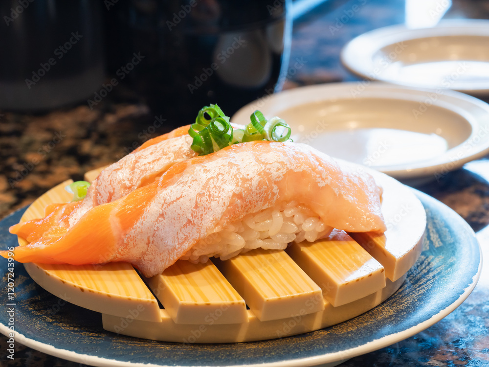 日本の握り寿司。新鮮なとろサーモンと酢飯のお寿司。