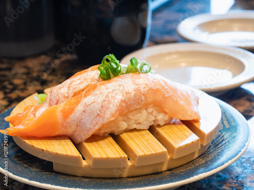 Obraz na płótnie 日本の握り寿司。新鮮なとろサーモンと酢飯のお寿司。 w salonie