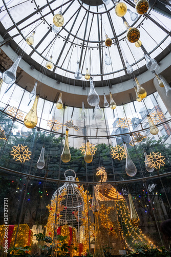 Décoration pour les fêtes de Noël dans un grand magasin à Paris en France