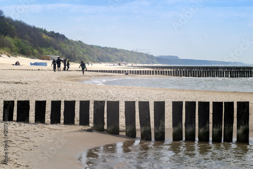 Spacery nad morzem po za sezonem turystycznym po piaszczystych  opustoszałych plażach photo