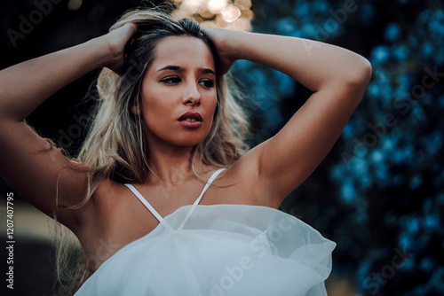 Obraz na płótnie Chica rubia joven posando frente a cámara en jardin urbano w salonie