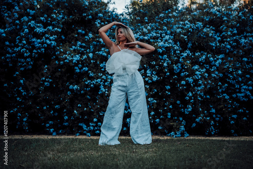 Obraz na płótnie Chica rubia joven posando frente a cámara en jardin urbano w salonie