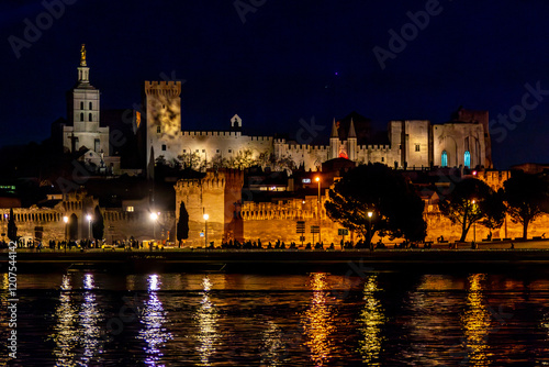 Palais des papes d'Avignon de nuit