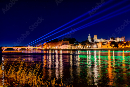 Avignon, son pont, le palais des papes de nuit