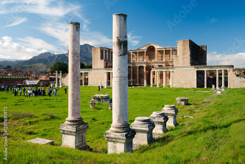 Obraz na płótnie The bath gymnasium complex of the ancient Lydian Persian Greek Roman city of Sardis, Lydia, Turkey w salonie