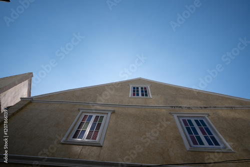 Obraz na płótnie roof of a house with blue sky w salonie