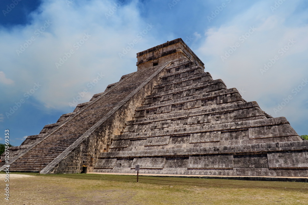 Pyramide de Kukulcán (El Castillo. Monument précolombien ( Chichén Itzá, Yucatán, Mexique). Pyramide de Kukulcán (El Castillo. Monument précolombien ( Chichén Itzá, Yucatán, Mexique).