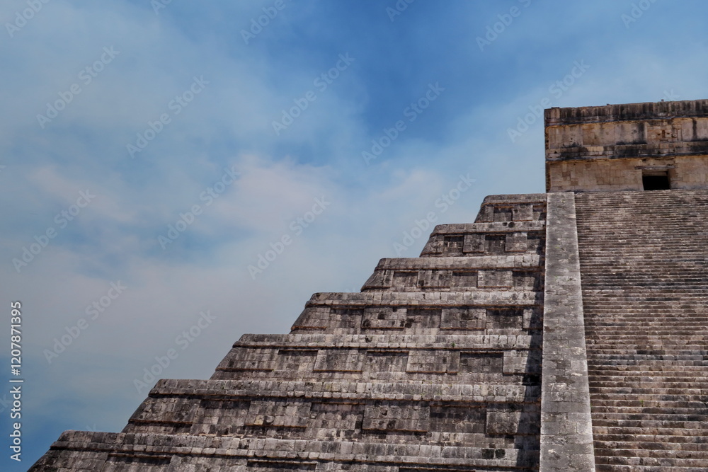 Pyramide de Kukulcán (El Castillo. Monument précolombien ( Chichén Itzá, Yucatán, Mexique). Pyramide de Kukulcán (El Castillo. Monument précolombien ( Chichén Itzá, Yucatán, Mexique).
